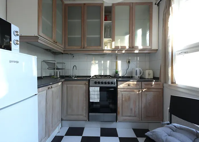 Golden Pear Apartment *